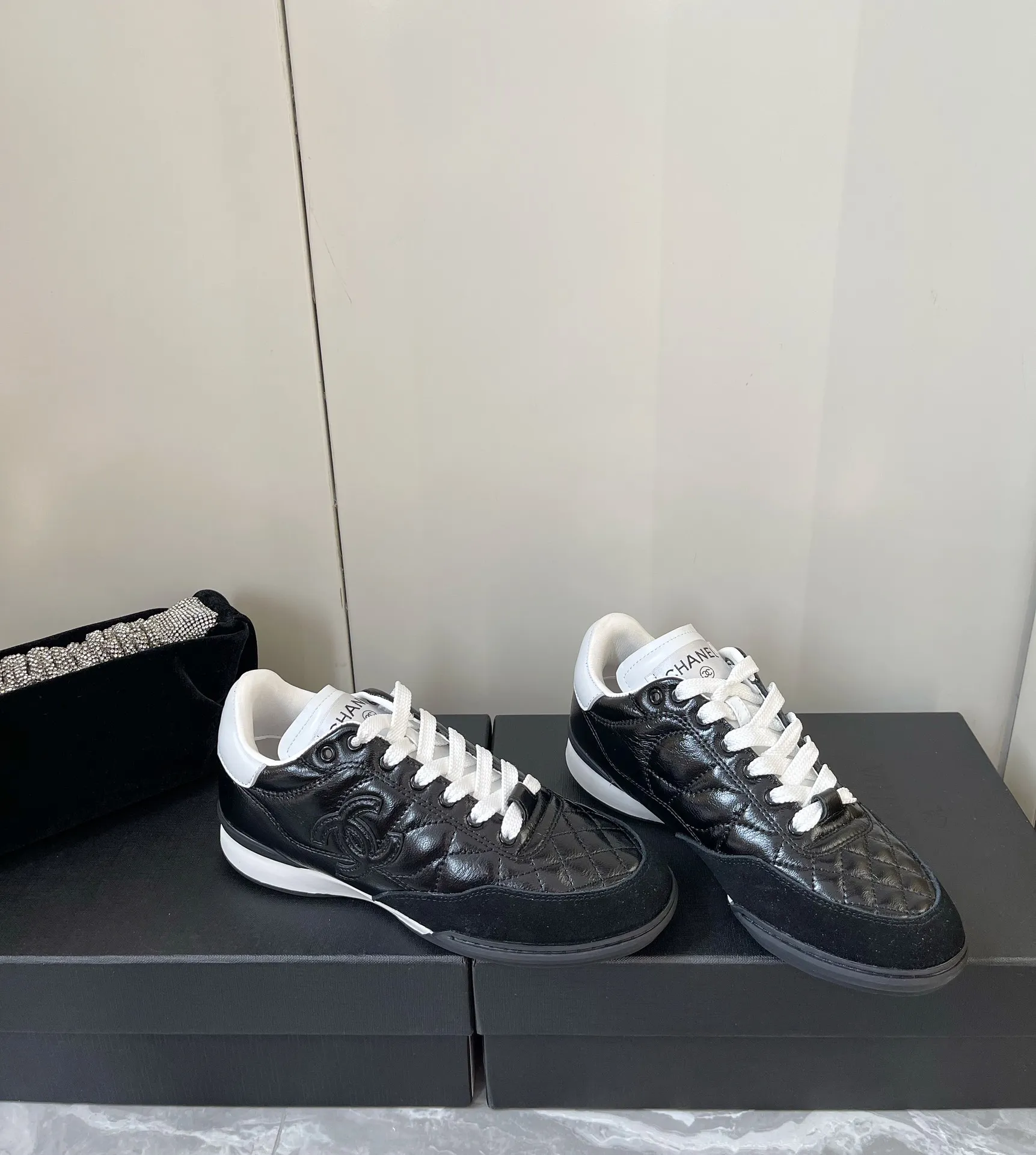 👟👟Ex-factory price 520👟👟 𝐂𝐇𝐀𝐍𝐄𝐋 Chanel's latest rhombus sports sneakers, new color white shoes ✔️ Full cowhide leather surface. The new color matching fabric adds many elements to make it look very exquisite. It will make your legs look longer when you put it on. Authentic counter replica. The upper foot can be said to be really super good! Size: 35-40 original packaging
